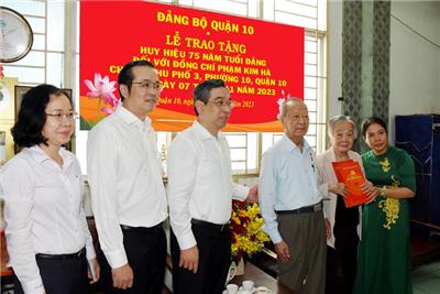 Image: Trao Huy hiệu 75 năm tuổi Đảng tại nhà cho đảng viên Phạm Kim Hà