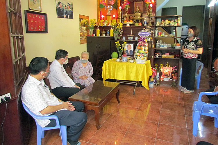 Image: Lãnh đạo quận viếng, thăm gia đình các đồng chí đảng viên cao tuổi Đảng qua đời do dịch Covid-19
