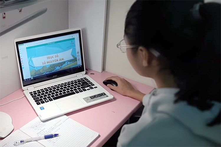 Image: Ngân hàng Chính sách Xã hội Thành phố Hồ Chí Minh triển khai chương trình tín dụng cho vay đối với học sinh. sinh viên có hoàn cảnh khó khăn để mua mua máy tính, thiết bị phục vụ học tập trực tuyến